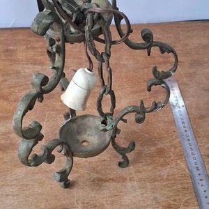 Lámpara Colgante Antigua de Bronce con Detalles Ornamentales - imagen 2