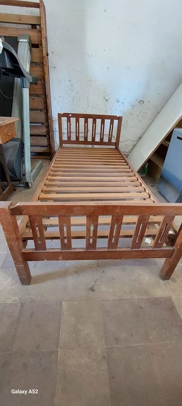 Cama de madera antigua en buen estado - imagen 4