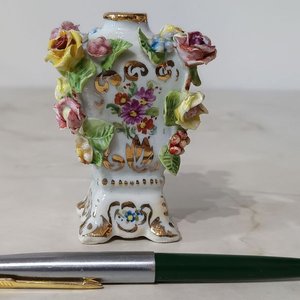 Florero Miniatura Rococó de Porcelana GINORI Sellado y Numerado - imagen 1