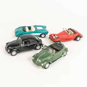 4 Autos colección Welly: 2 Volkswagen Beetle (uno convertible),  Chevrolet Corvette 1957 y Mercedes-Benz 500 k - imagen 2