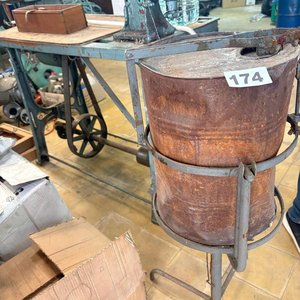 Lote siguiente: Soporte Metálico con Tambor Oxidado para Cementera