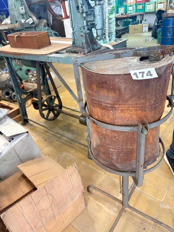 Soporte Metálico con Tambor Oxidado para Cementera