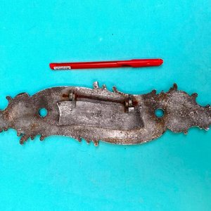 Antigua placa de manoton de puerta en bronce de muy buena calidad de fundición francesa. Tiene buzonera. Largo 30 cm x 8 cm. - imagen 2