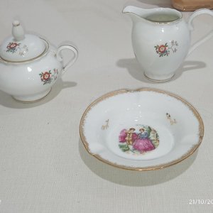Lote de Porcelana Variada: Teteras, Azucarero, Jarrita, Fuente y Tazas con Platos - imagen 6