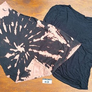 Lote de Ropa Femenina: Jeans con Tachas y Remeras Variadas - imagen 5