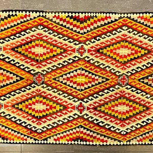 Lote siguiente: Alfombra Kilim Decorada con Rombos - Marrón, Beige y Rojo (283 x 150 cm)