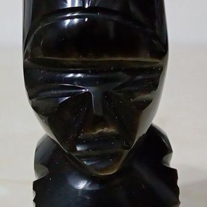 Figura Maya o Azteca Tallada a Mano en Obsidiana Negra - imagen 1