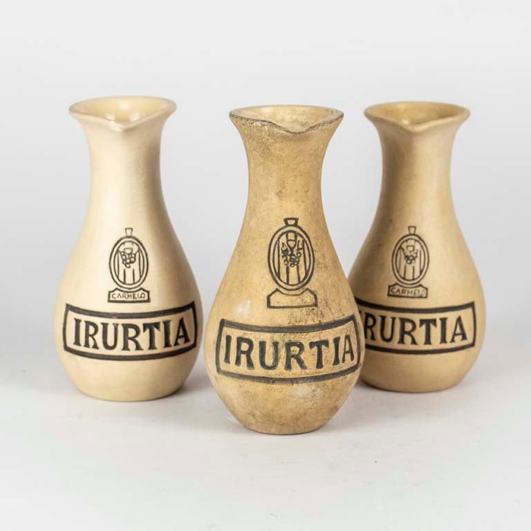 Lote siguiente: Jarras de vino Irurtia de cerámica - Medidas: alto 18cm