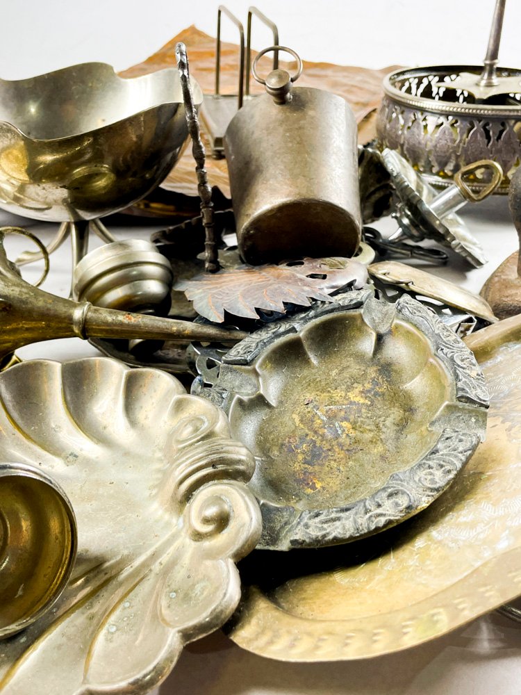 Lote de metales antiguos con detalles - imagen 3