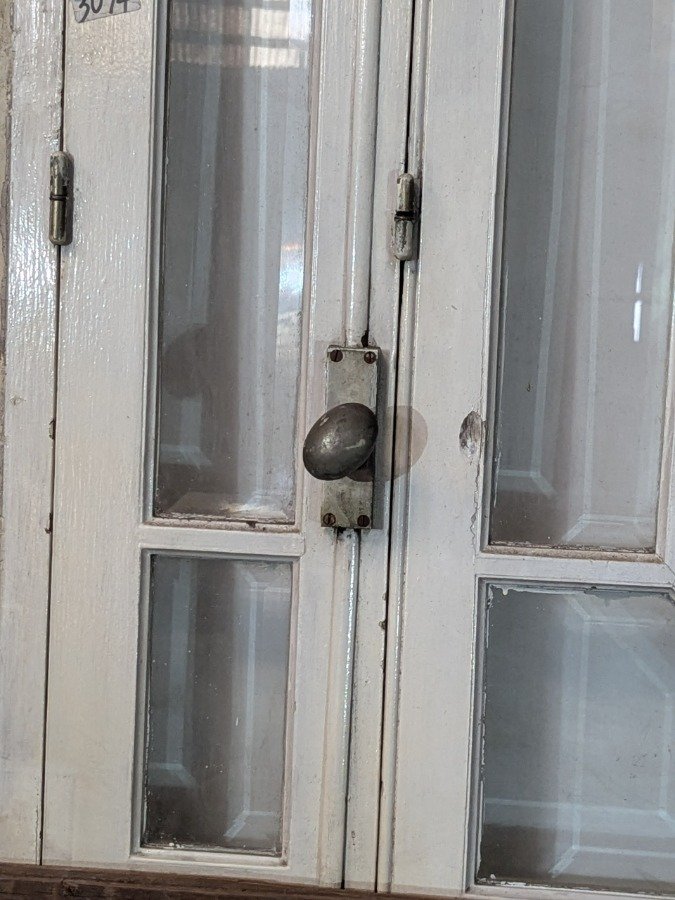 Puerta antigua con diseño de pinotea y vidrios biselados - imagen 9