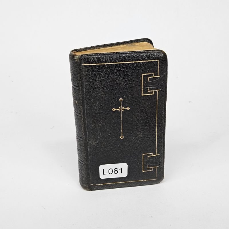 Libro religioso antiguo con imprimatur y ornamentos - imagen 2
