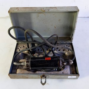 Lote siguiente: Minitorno Eléctrico con Caja Metálica
