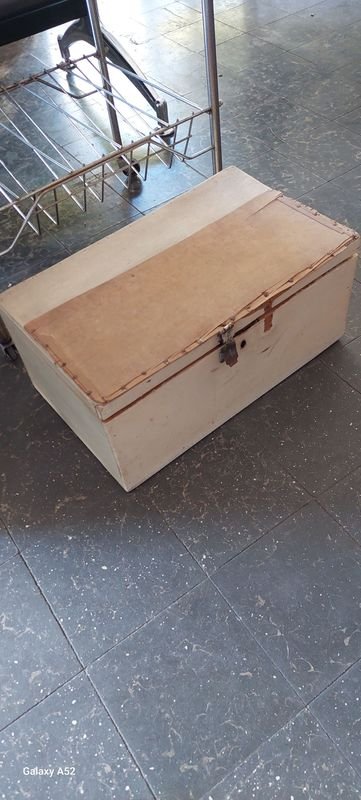 Mesa de hierro y marmol con calefactor a la vista y cajón de madera - imagen 3