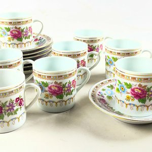 Juego de 8 Pocillos de Porcelana con Diseño Floral y 7 Platillos - imagen 3