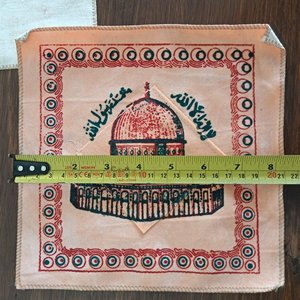Lote de Souvenirs de Viaje: 2 Platos de Bronce y 4 Paños con Estampas de India y Medio Oriente - imagen 5
