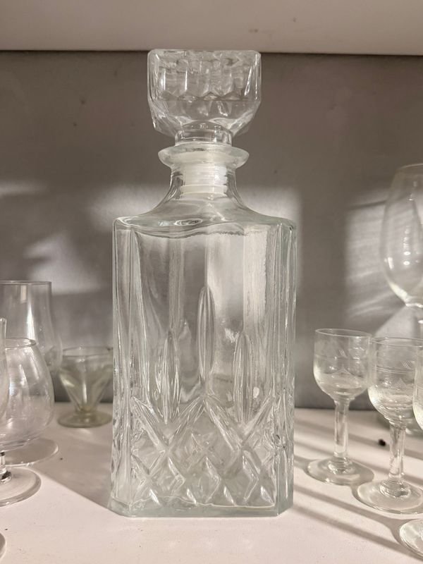 Elegante licorera de cristal tallado con diseño prismático y geométrico en patrón de rombos