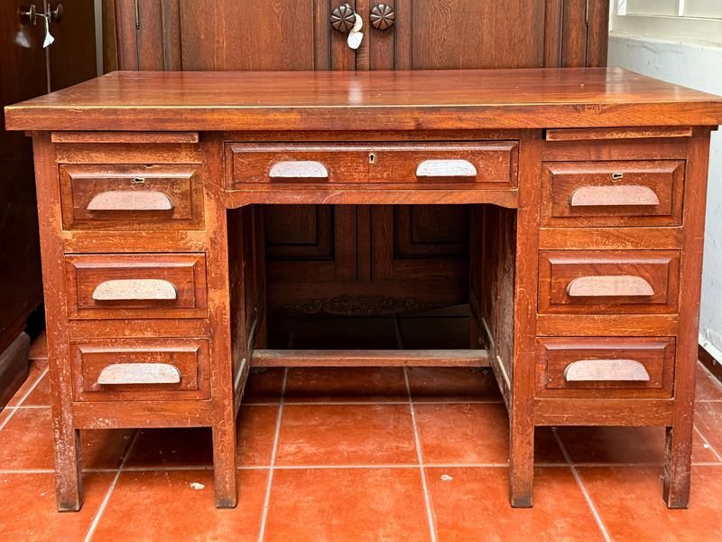 Escritorio de madera de cedro con 7 cajones y sistema de seguridad