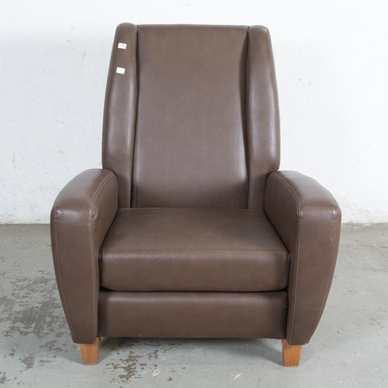 Sillón Tapizado en Cuerina Marrón con Almohadón