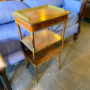 Lote siguiente: Mesa Auxiliar Antigua de Madera con Estante y Cajón