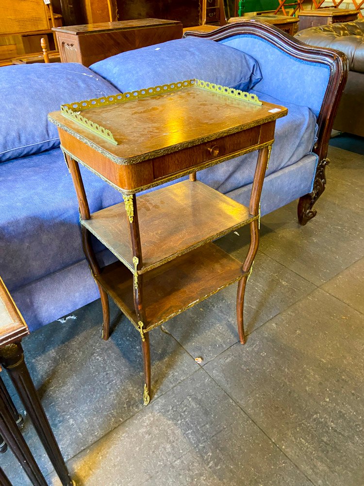 Mesa Auxiliar Antigua de Madera con Estante y Cajón