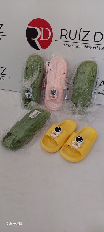 Lote siguiente: Zapatillas amarillas divertidas y accesorios