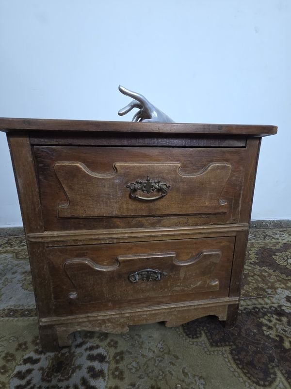 Antigua cajonera de madera con detalles de plata - imagen 5