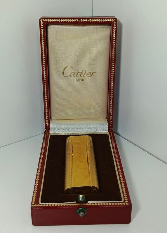 Lote siguiente: Lujoso encendedor de Cartier con estuche original