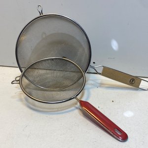 Lote de Cubiertos y Bazar de Cocina: 62 Cubiertos, Coladores, Jarra y Utensilios Varios - imagen 10