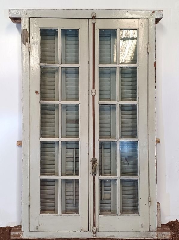 Lote siguiente: Ventana con 2 hojas batientes y celosías en cedro