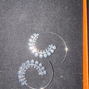 Lote siguiente: Aros Cuelga Argolla Diseño Tribal con Perlas Pequeñas