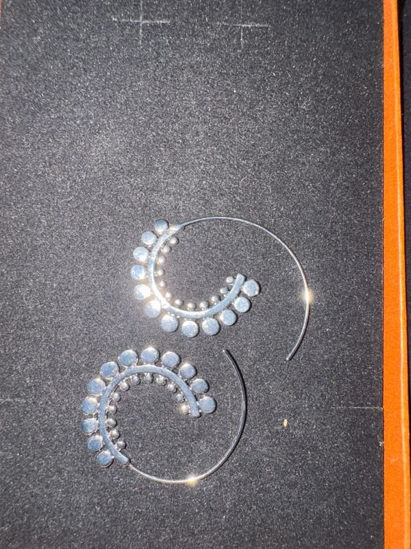 Aros Cuelga Argolla Diseño Tribal con Perlas Pequeñas