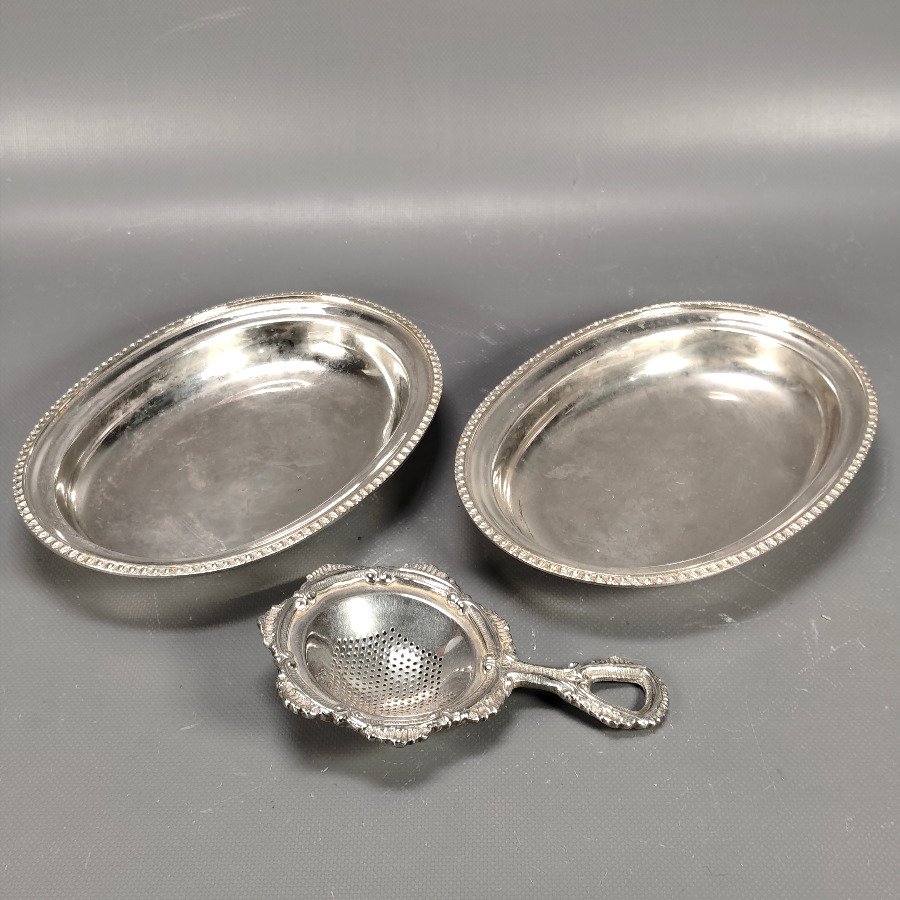 Par de Fuentes Ovaladas y Colador de Té en Metal Plateado