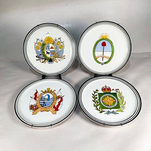 Lote anterior: Lote de 4 Platos Decorativos con Escudos Nacionales e Internacionales - Industria Uruguaya