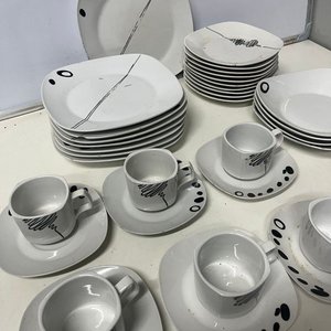 Juego de Vajilla Moderna: Platos y Tazas con Diseño Abstracto - imagen 5