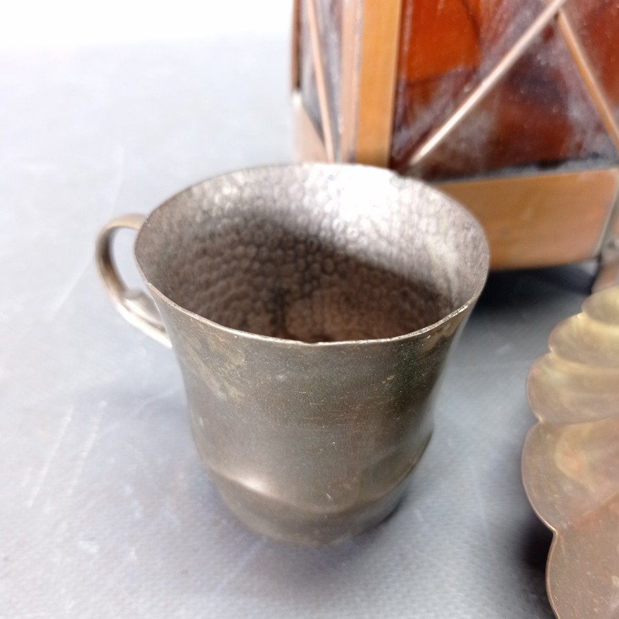 Conchilla, vaso con asa en bronce y licorera musical de color ámbar - imagen 3