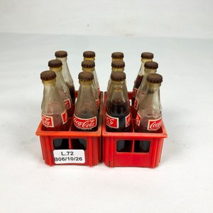 Lote de 2 Cajones Plásticos con Botellitas Coca-Cola de Adorno Antiguas - imagen 2