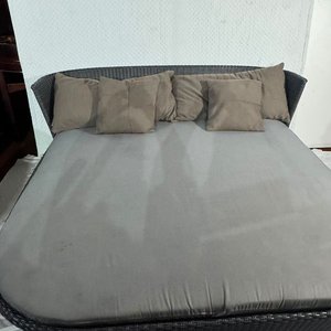 Camastro Ratan Sintético Gris Oscuro con Colchoneta y Almohadones - imagen 2