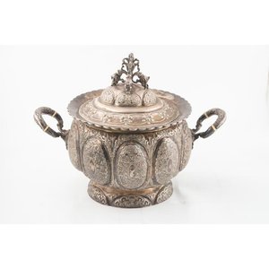 Lote siguiente: Guisera Oval de Plata Labrada con Tapa y Asas - 1600gr