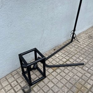 Lote de 3 Veladores Industriales en Hierro Negro: Pie y Apliques Cubo - imagen 4