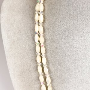 Elegante Collar Doble de Nácar y Cristal con Broche Decorativo - imagen 5