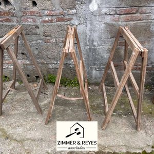 Lote siguiente: Juego de 3 Caballetes de Madera Plegables