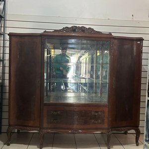 Lote anterior: Cristalero Francés Antiguo de Madera con Detalles Tallados