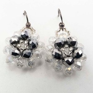 Lote siguiente: Par de Caravanas de Plata con Cristales Facetados