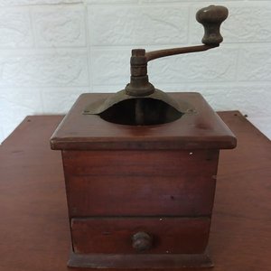 Lote anterior: Molinillo de café antiguo de madera