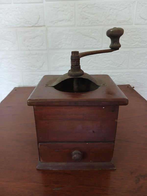 Molinillo de café antiguo de madera