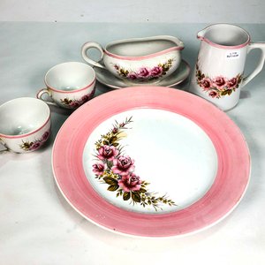 Juego de Porcelana Blanca con Flores Rosas: Salsera, Tazas y Plato - imagen 1