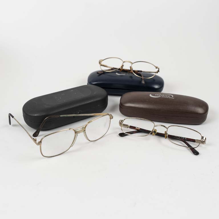 Par de lentes con aumento y armazones. Con estuches. Vintage