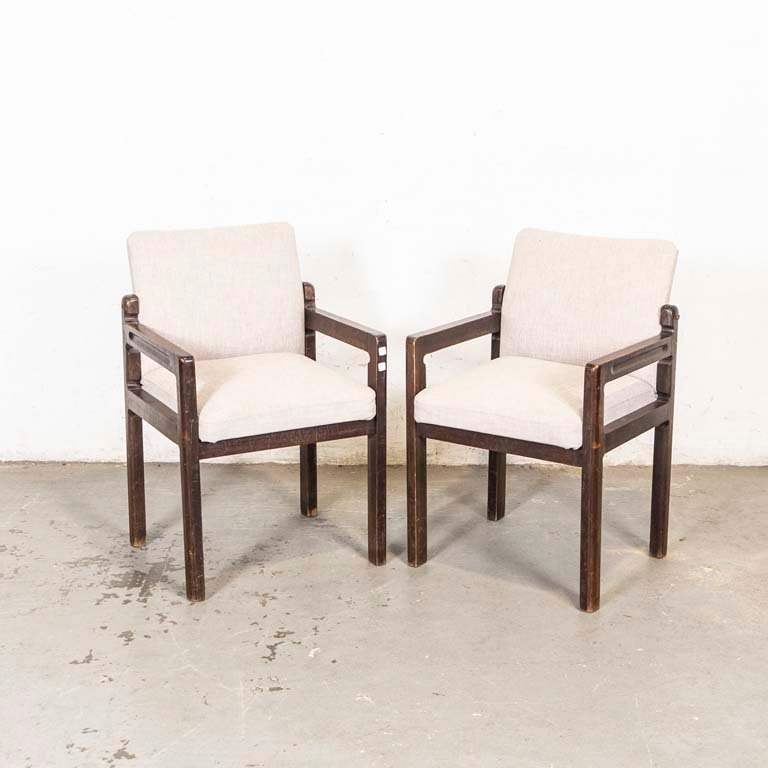 Lote siguiente: Sillas tapizadas en tela gris con detalles en madera