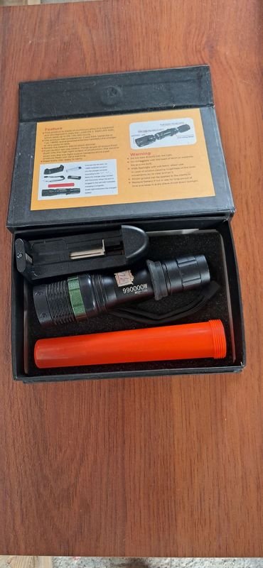 Linterna Táctica Recargable MCH Power Style 990000W HL-109