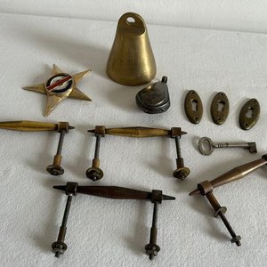 Lote de Cencerro, Tiradores y Llaves en Bronce y Madera - imagen 3